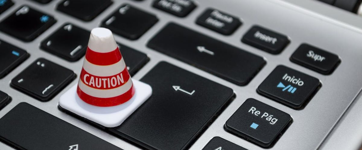 imagem de um teclado com um cone acima representando perigo
